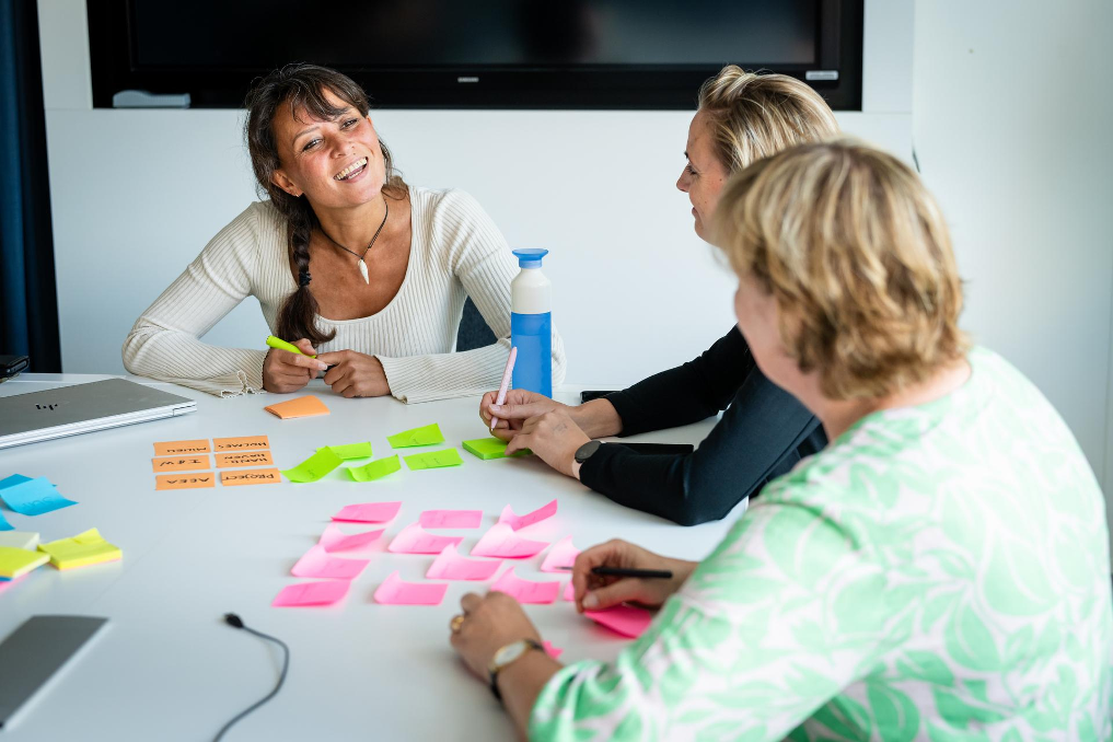 Solliciteren bij de ILT. 3 dames aan tafel in gesprek