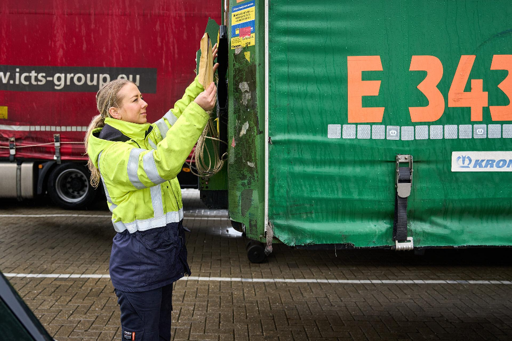 Bijbaan-student controleert een vrachtwagen voor haar werk bij de ILT