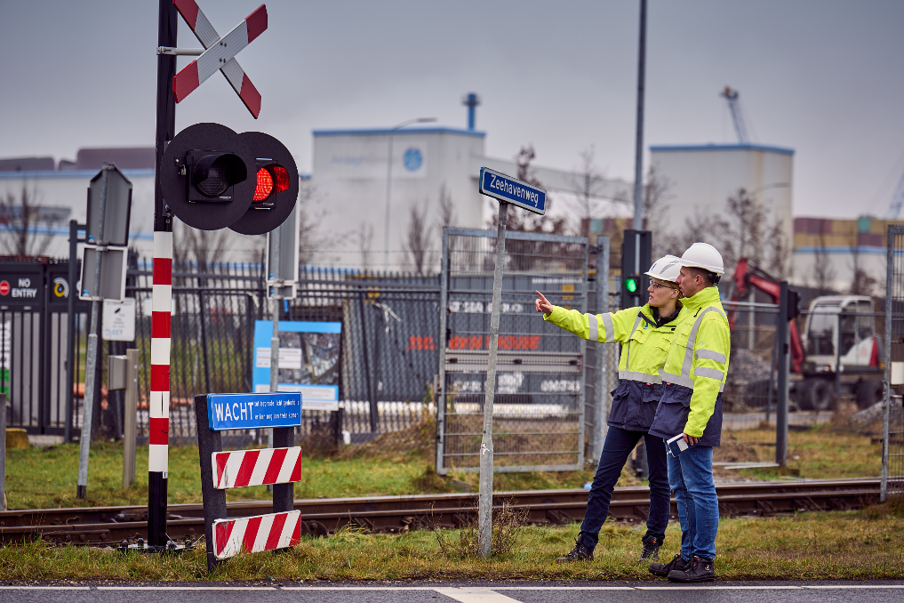 Als werkstudent of stagiair bij de ILT werk je samen met ervaren collega's. Zoals hier bij de inspectie bij een spoorwegovergang