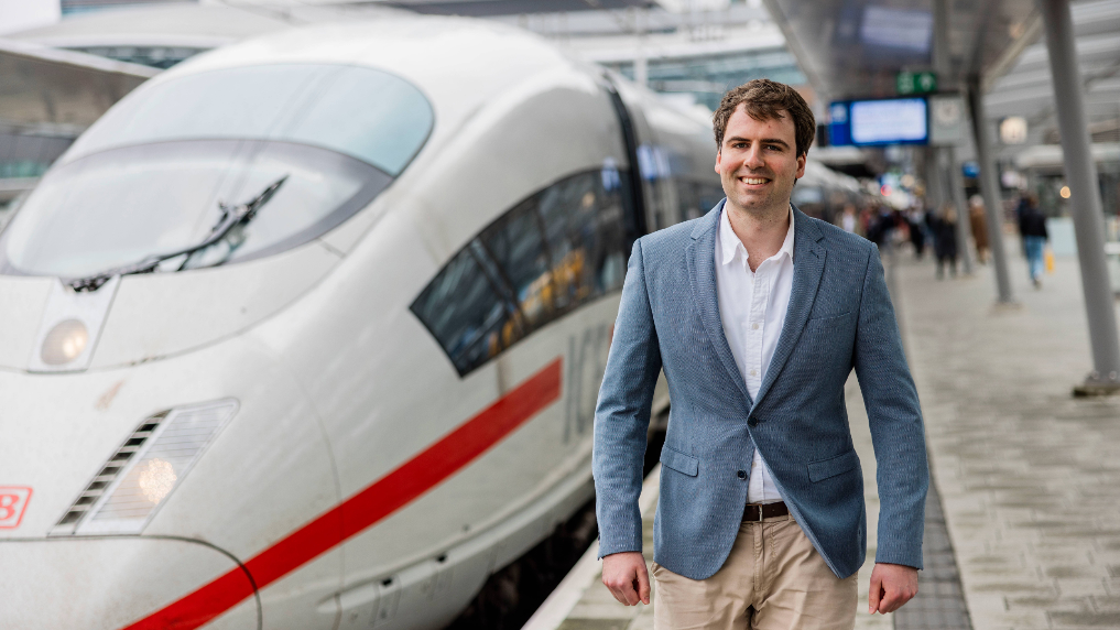 Ladislas is inspecteur rail bij de ILT. Hij loopt over het perron langs een trein