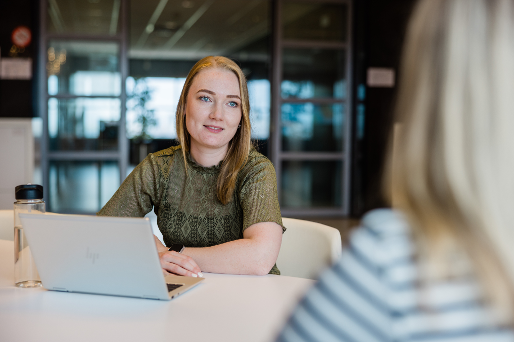 Portret van Mariska Huis, vergunningverlener bij de Inspectie Leefomgeving en Transport (ILT)