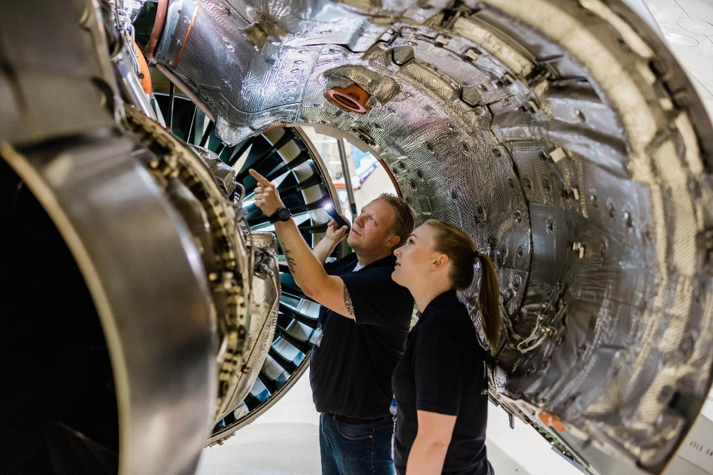 Mariska Huis inspecteert samen met een collega een vliegtuig. Mariska is vergunningverlener luchtvaart bij de Inspectie Leefomgeving en Transport (ILT)