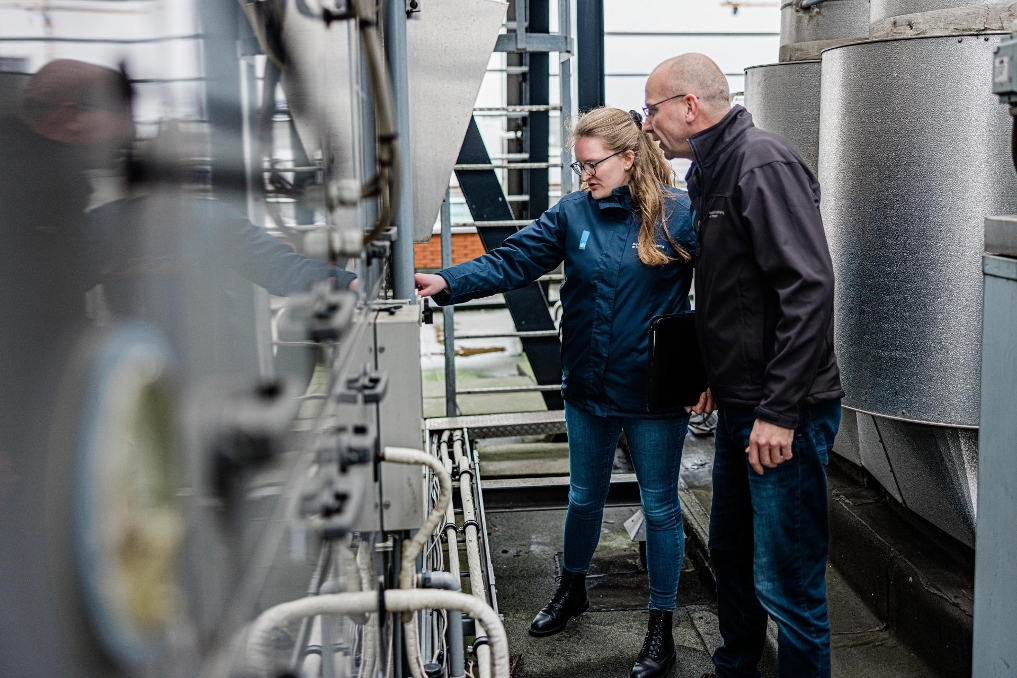 Paulien Zwerver en Louis Beijert van de Inspectie Leefomgeving en Transport aan het werk