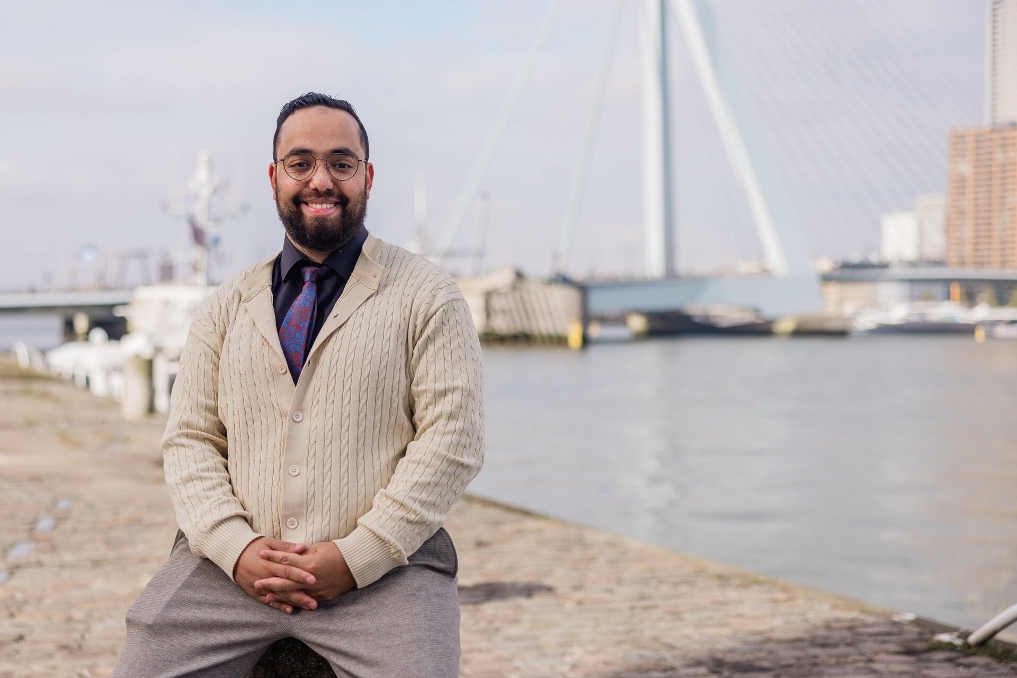Rabih Cyber Sec Specialist bij ILT zittend te zien buiten