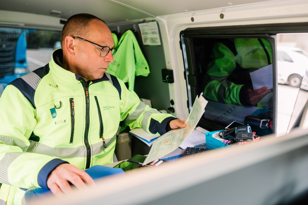 Ron inspecteert een vrachtwagen in de cabine. Hij is inspecteur vrachtwagenheffing bij de ILT