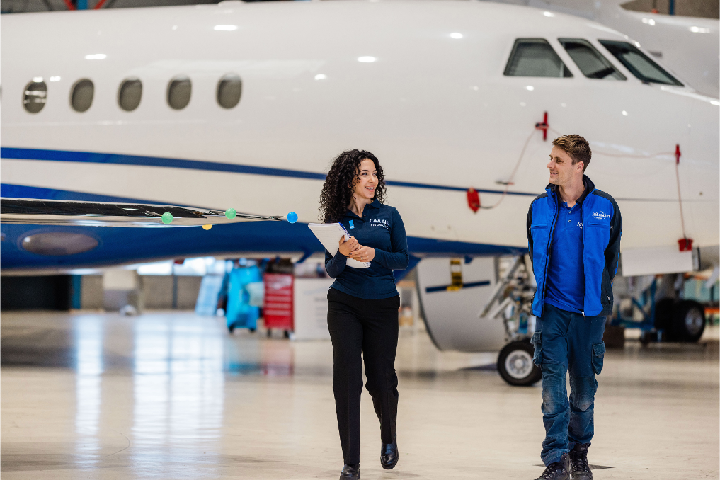 Shilan Damman met een collega bij een vliegtuig. Shilan is senior inspecteur luchtvaart bij de ILT