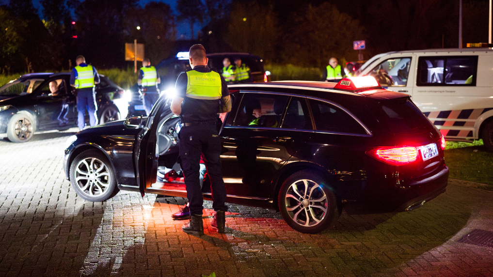 taxicontrole door een inspecteur van TMO_ILT