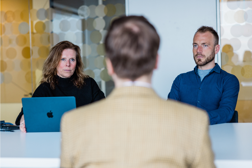 3 collega's van het team expertise in gesprek. Ze werken bij de Inlichtingen- en Opsporingsdienst van de Inspectie Leefomgeving en Transport