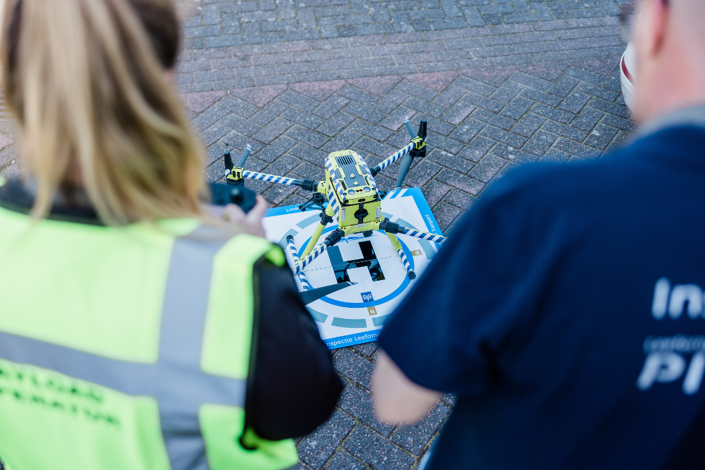 2 collega's van het team FEK met een drone. Ze werken bij de Inlichtingen- en Opsporingsdienst van de Inspectie Leefomgeving en Transport