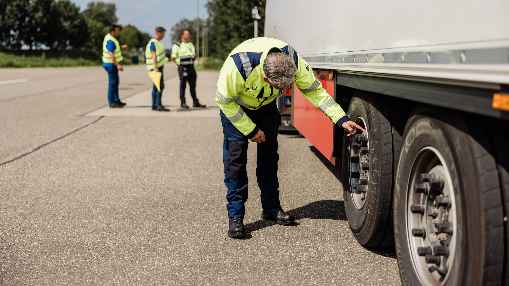 Vrachtwagencontrole door een inspecteur van TMO, een afdeling van de ILT