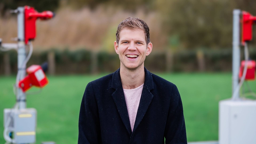 Portret van Thom aan 't Goor. Hij is projectcontroller bij het KNMI