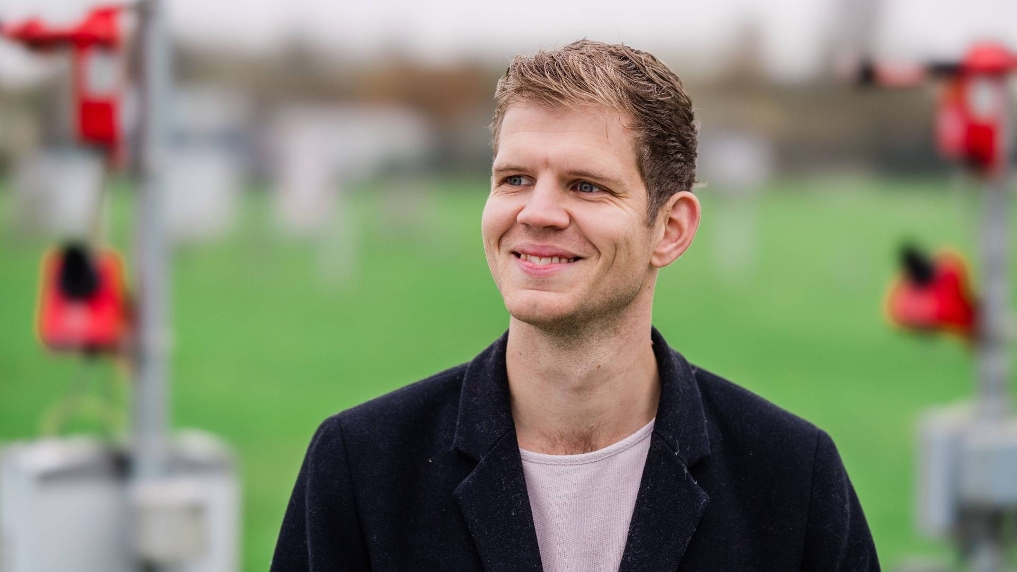 Portret van Thom aan 't Goor. Hij is projectcontroller bij het KNMI