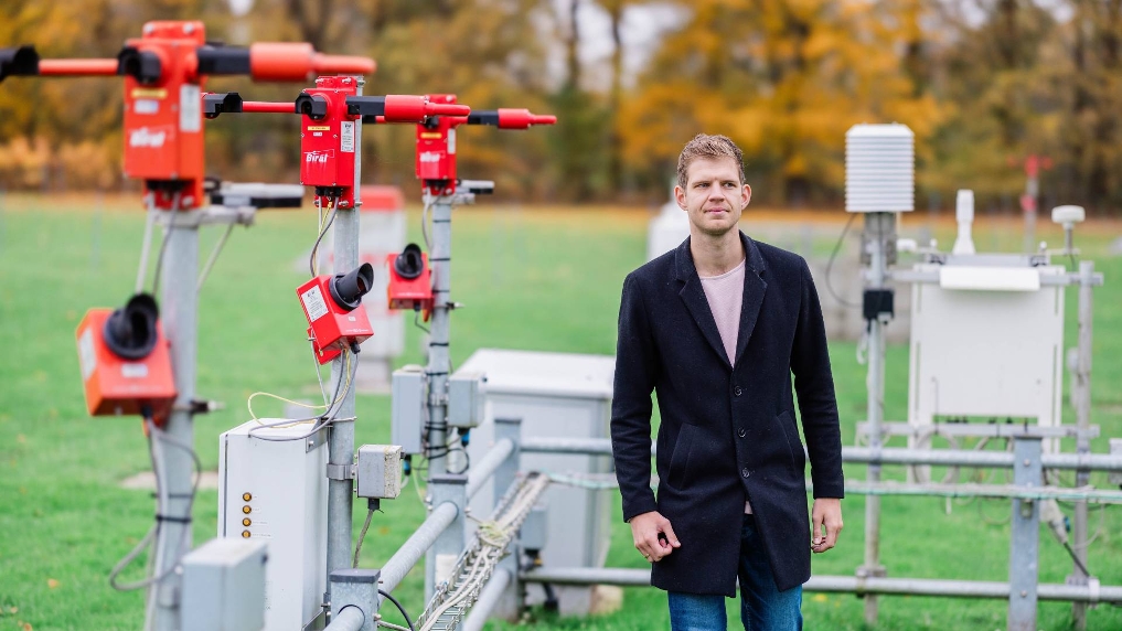 Portret van Thom aan 't Goor. Hij is projectcontroller bij het KNMI