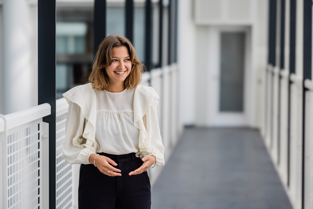 Portret van Loulou bij het ministerie van Infrastructuur en Waterstaat