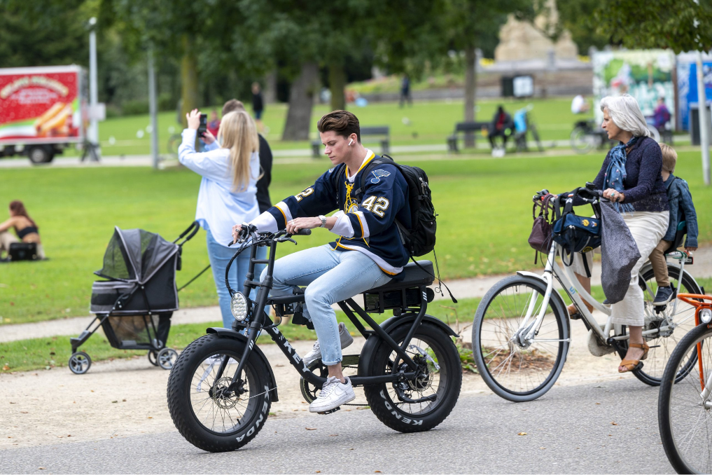 Jongere op fatbike op de openbare weg