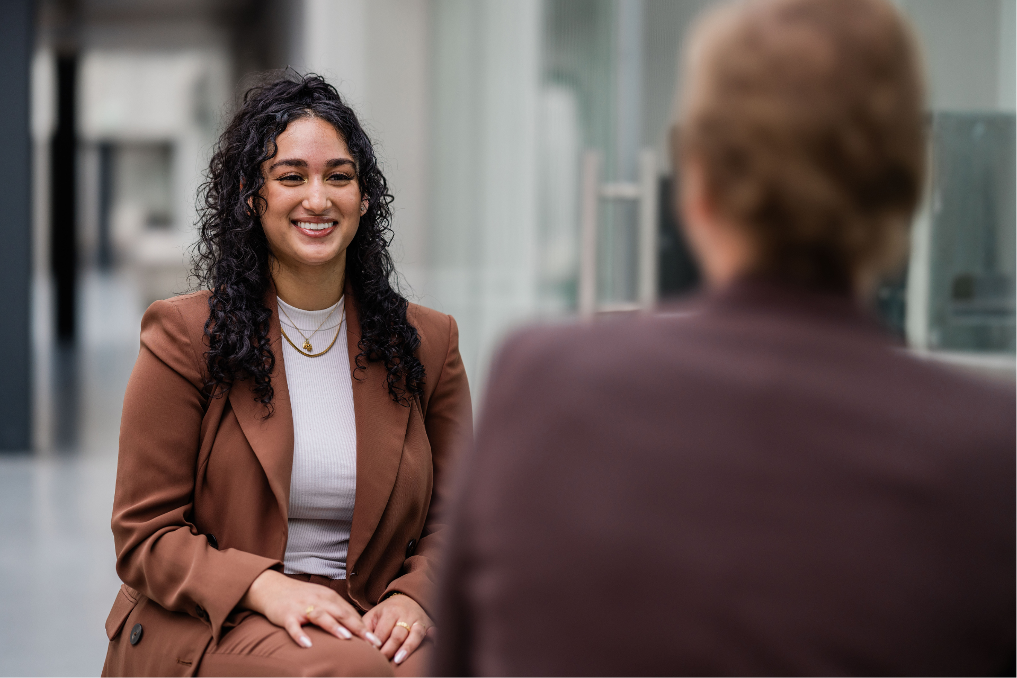 Portret van Nishani, inkoopadviseur mobiliteit bij het ministerie van IenW