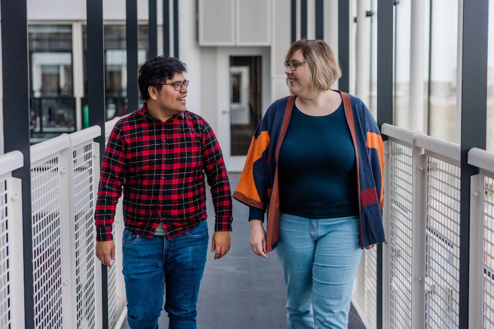 Richie en Annemarije in de gangen bij het ministerie van IenW . Ze werken er allebei als adviseur informatiehuishouding