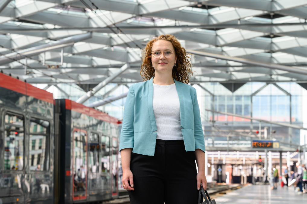 Jane Fain wandelend. Zij is beleidsmedewerker bij het ministerie van IenW