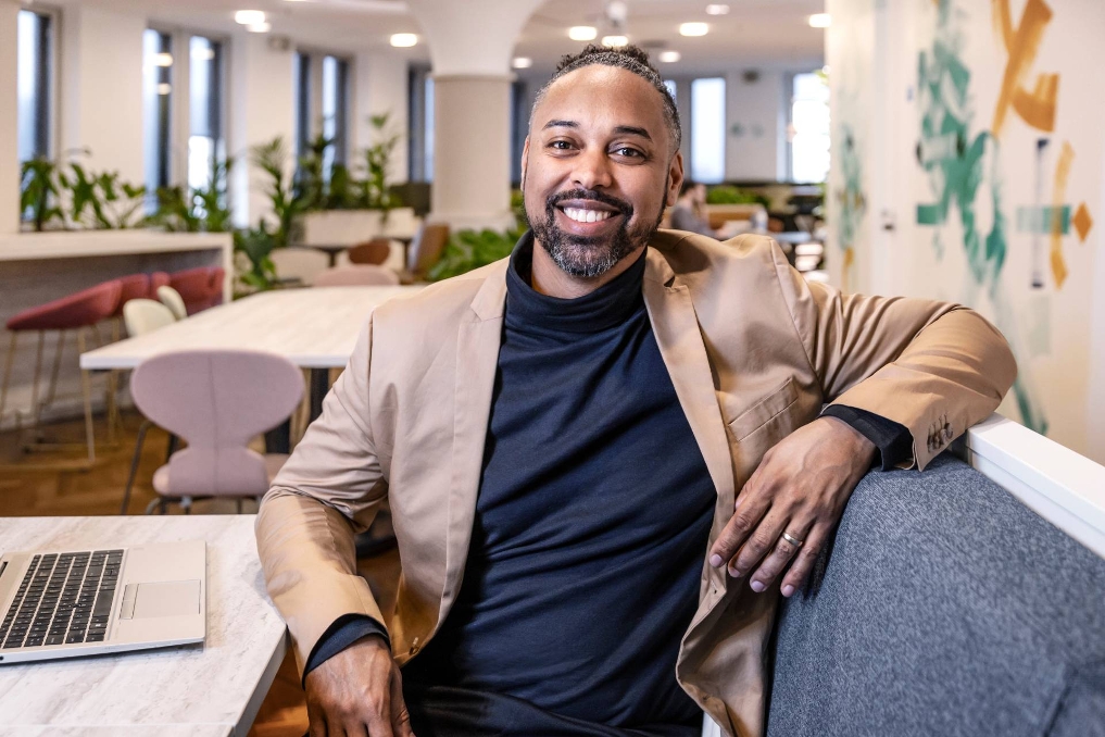 Portret van Jerrel, ketenbeheerder identity- en accessmanagement bij JenV