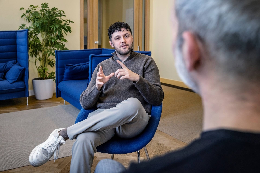 Kevin, analist bij het Security Operations Center van JenV, in gesprek met een collega