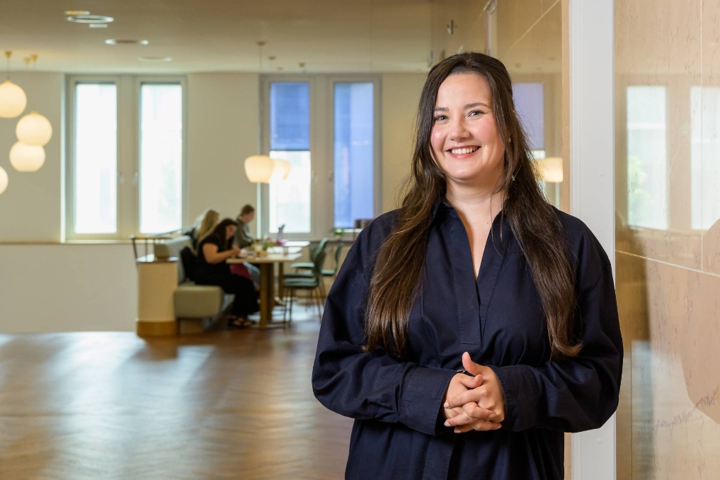 Portret van Eva, beleidsmedewerker bestrijding huiselijk geweld bij het ministerie van JenV