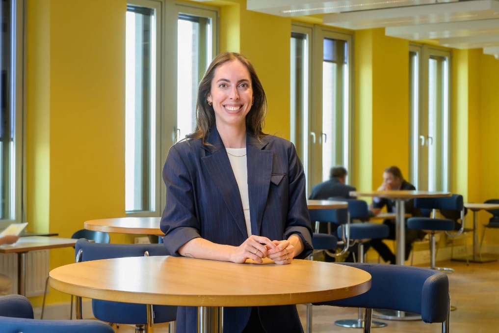Portret van Maite, beleidsmedewerker asielopvang bij het ministerie van JenV