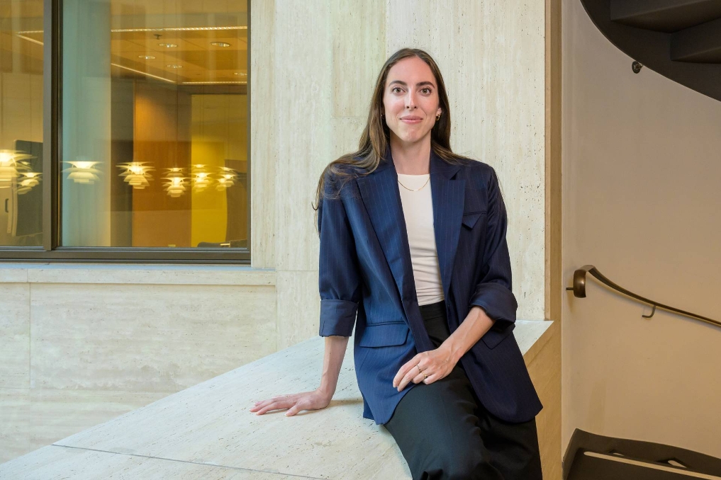 Portret van Maite, beleidsmedewerker asielopvang bij het ministerie van JenV