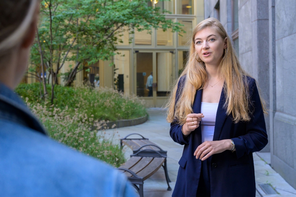 Willemijn in gesprek met een collega. Ze is wetgevingsjurist bij het ministerie van Justitie en Veiligheid