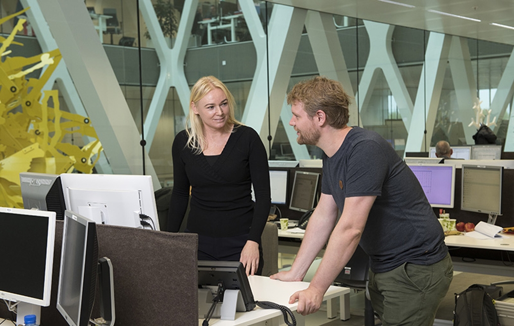 Alinda en Joep in gesprek achter de computer