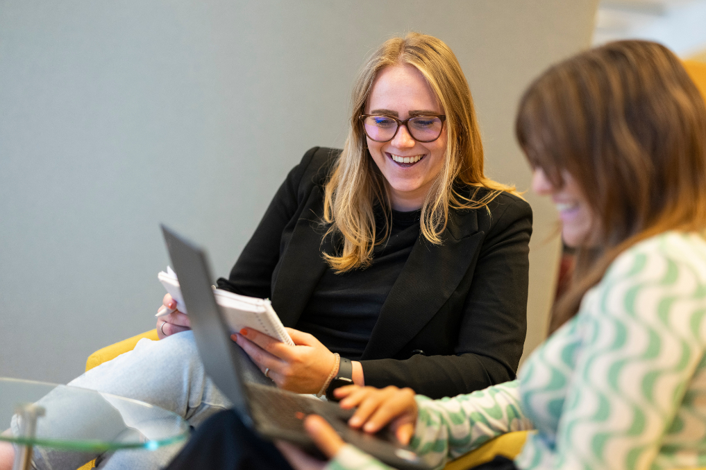 Pascalle in gesprek met een collega. Ze is functioneel beheerder bij de Dienst Justitiële Inrichtingen (DJI)