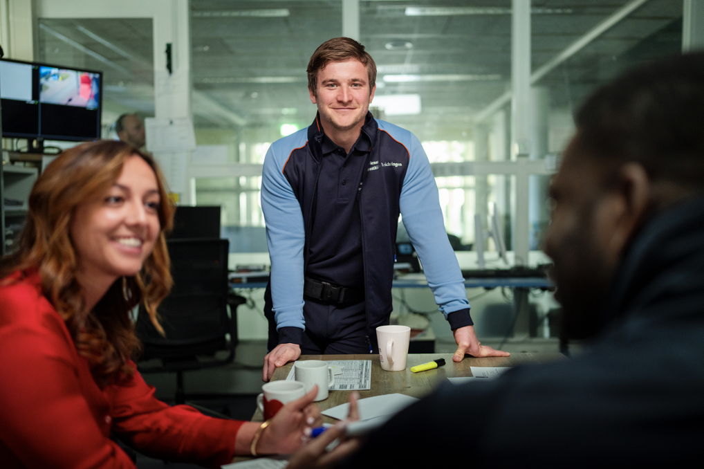 Twee medewerkers in beeld die werkzaam zijn voor DJI