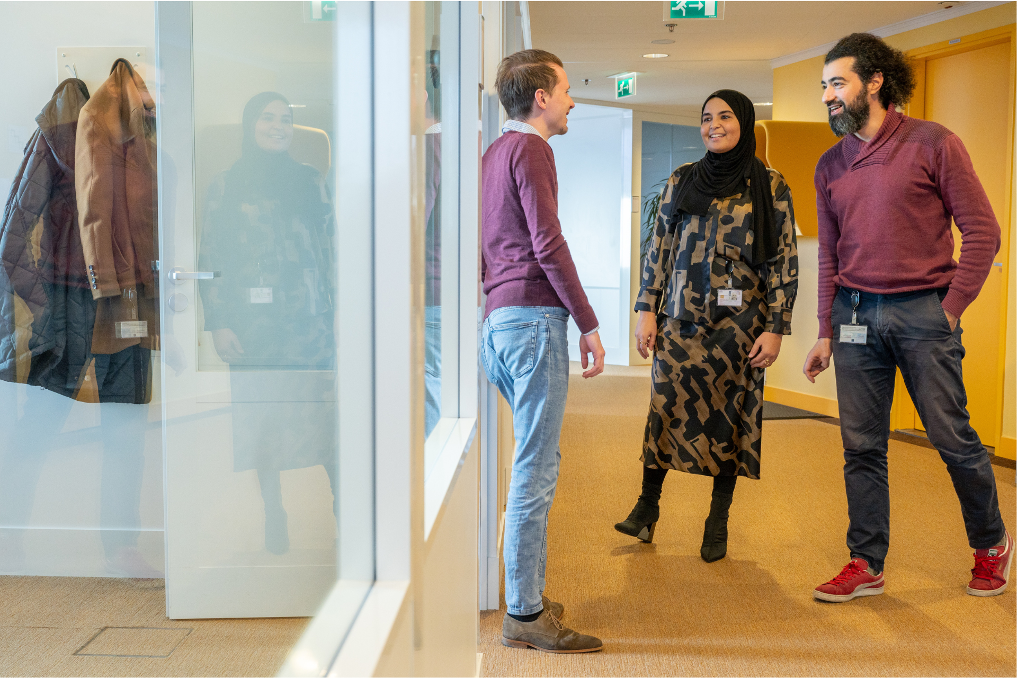 Fatima overleg met collega's. Ze is medewerker verwerken & behandelen bij Justis