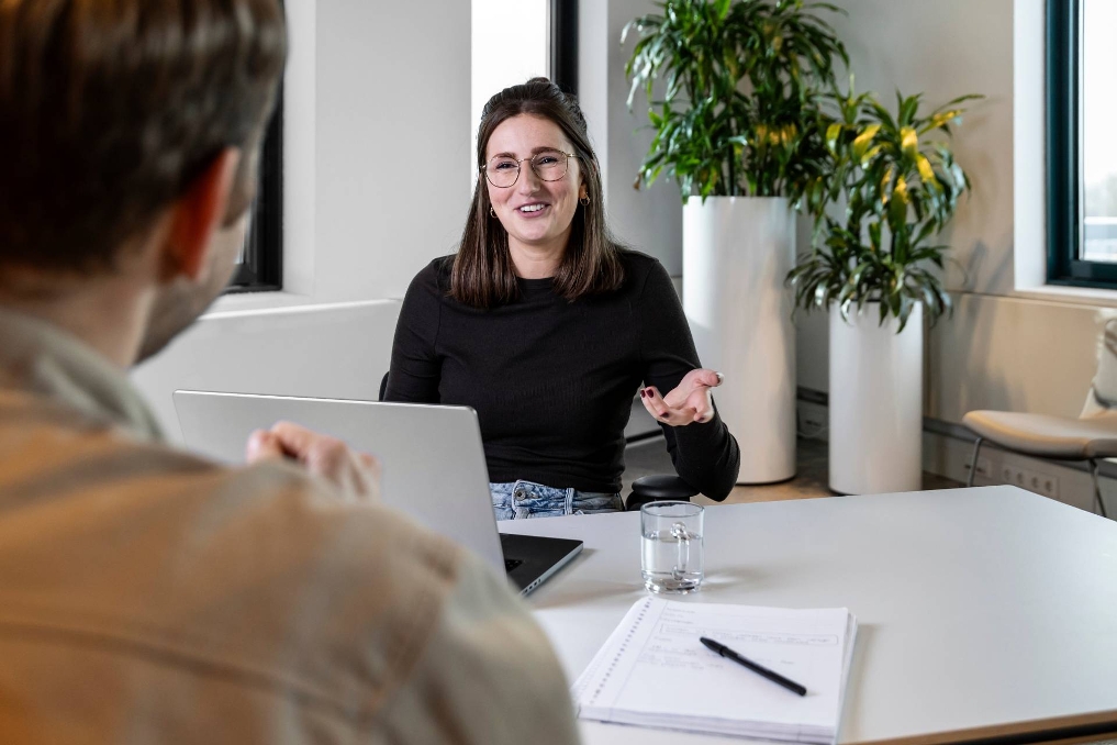 Else, UX designer bij de Justitiële ICT Organisatie, in gesprek met een collega