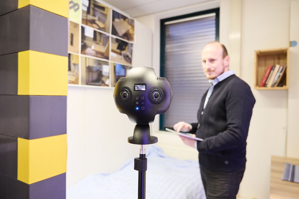 Nick Voogd senior applicatiebeheerder bij Justitiële ICT Organisatie aan het werk