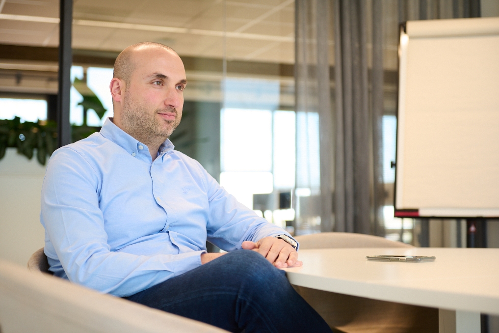 Güven Isguzar IT productowner bij Justid aan het werk