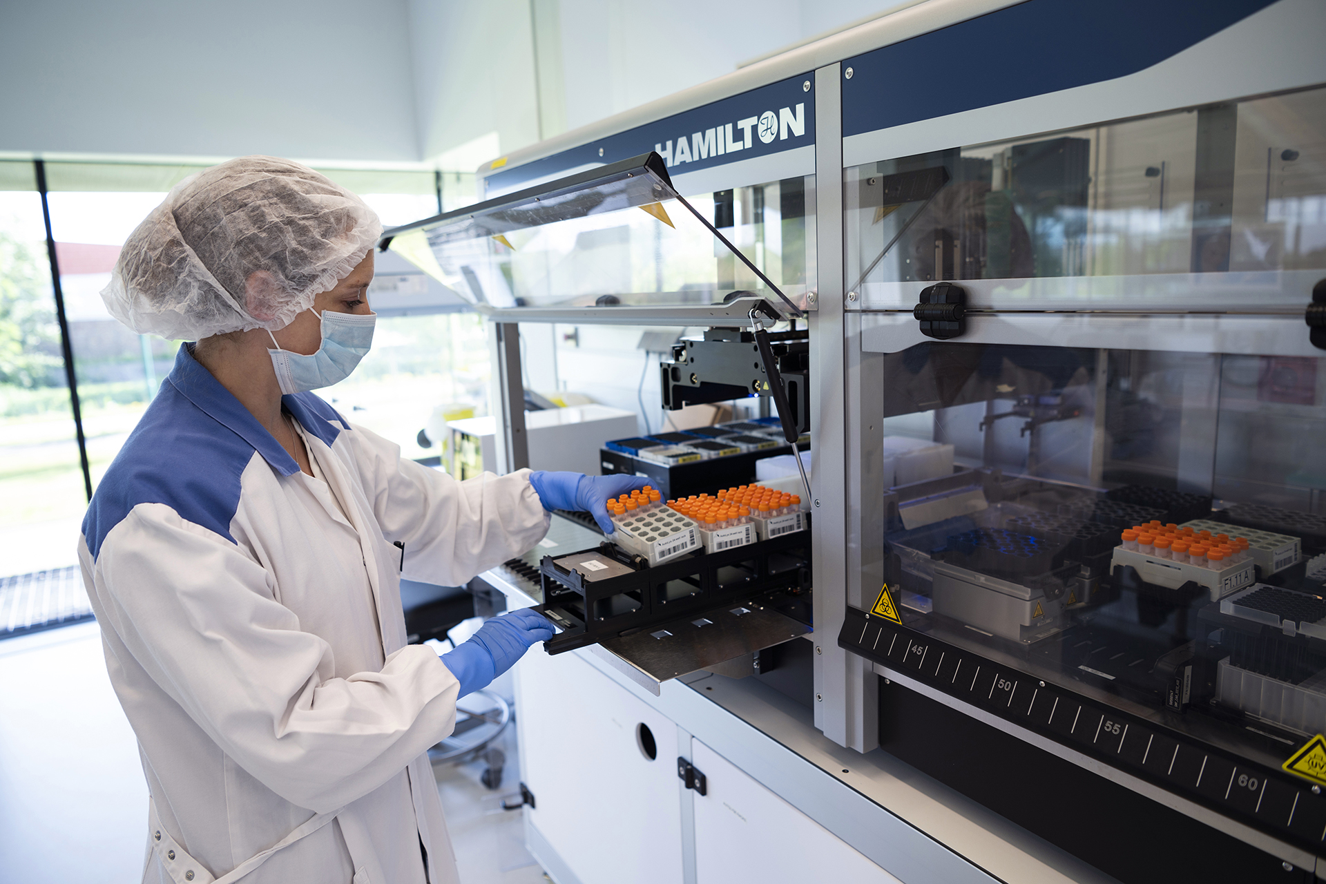 Laborante bezig met onderzoek in het laboratorium
