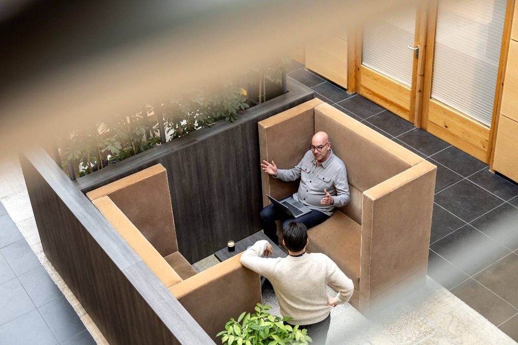 Michael in gesprek met een collega. Hij is teammanager van de product owners bij het Openbaar Ministerie (OM)