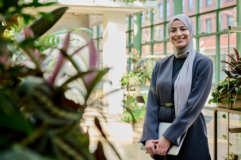 Portret van Damla, projectleider energieprojecten bij het ministerie van Klimaat en Groene Groei