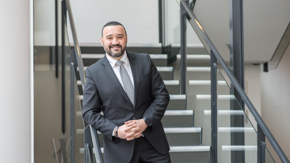 Portret van Anmar. Hij houdt zich bij EZK bezig met cybersecurity binnen de energiesector