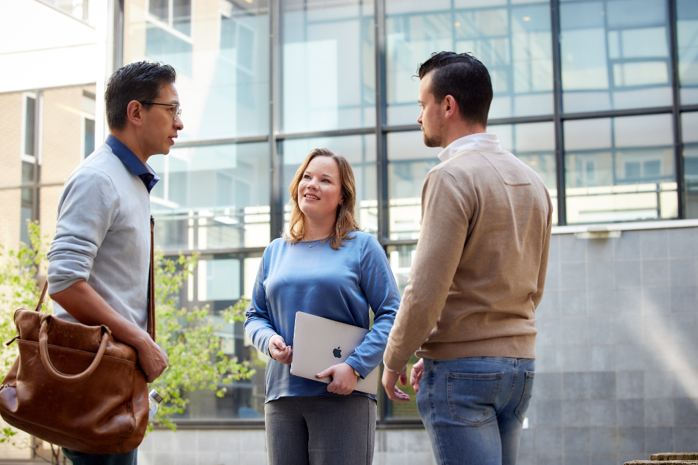 Teammanager voedselveiligheid en dierenwelzijn bij de NVWA in gesprek met haar team