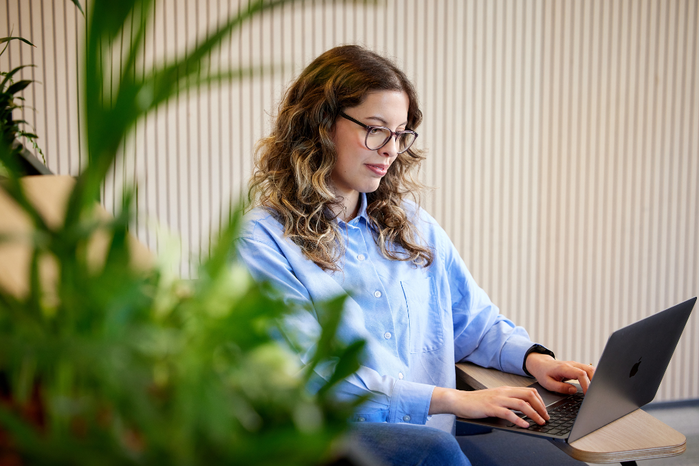 Teammanager voedselveiligheid en dierenwelzijn bij de NVWA aan het werk achter de laptop