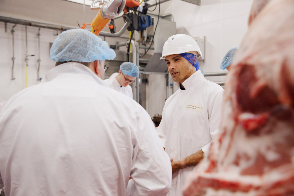 Teammanager voedselveiligheid en dierenwelzijn bij de NVWA aan het werk in een slachterij