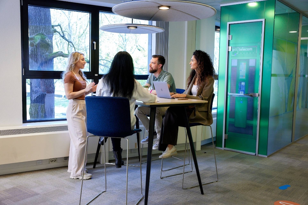 Julia overlegt met collega-managementassistent bij de NVWA rond een tafel