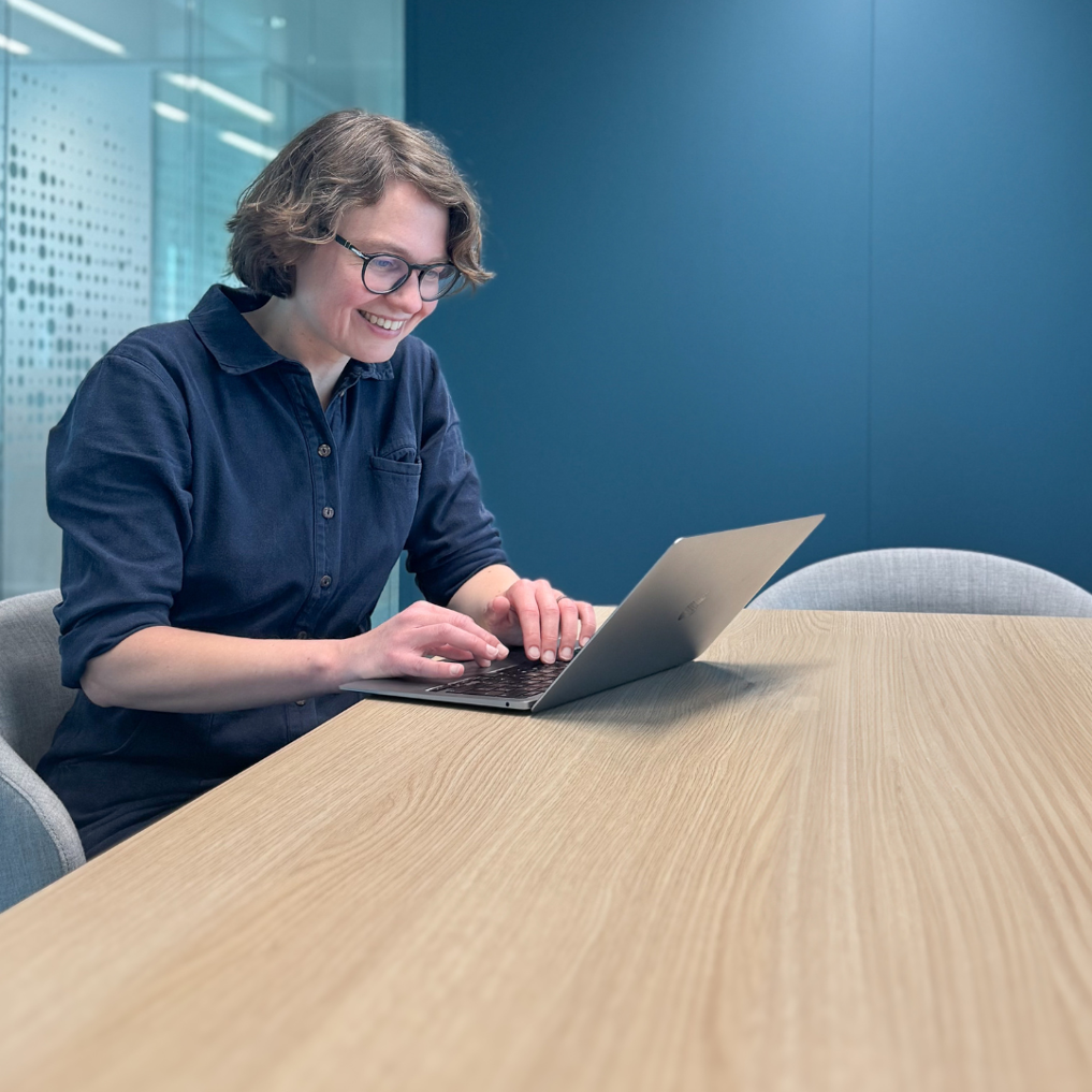 Elske achter de laptop. Ze is. coördinerend specialistisch adviseur bij de NVWA