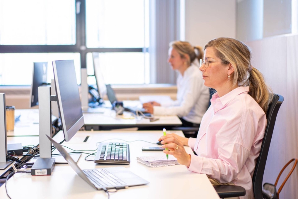 2 rechercheurs bij de NVWA-IOD achter de laptop