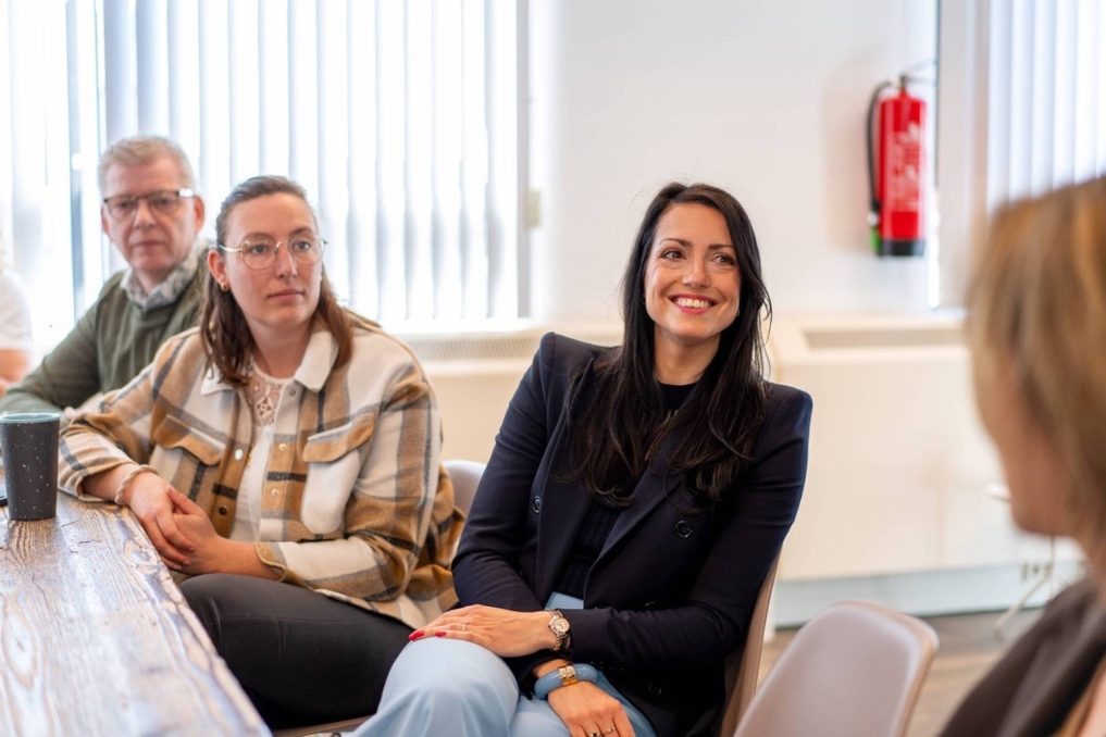 Teamleider Lauren en haar team bij de NVWA-IOD in overleg