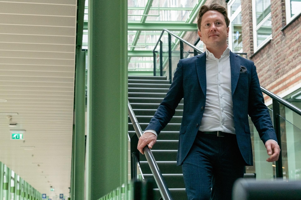 Sascha Bollerman loopt de trap af bij het ministerie van LNV