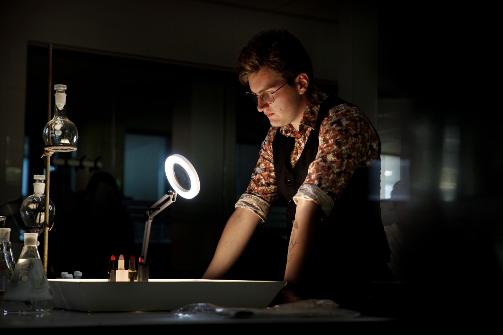 Mannelijke inspecteur in het lab