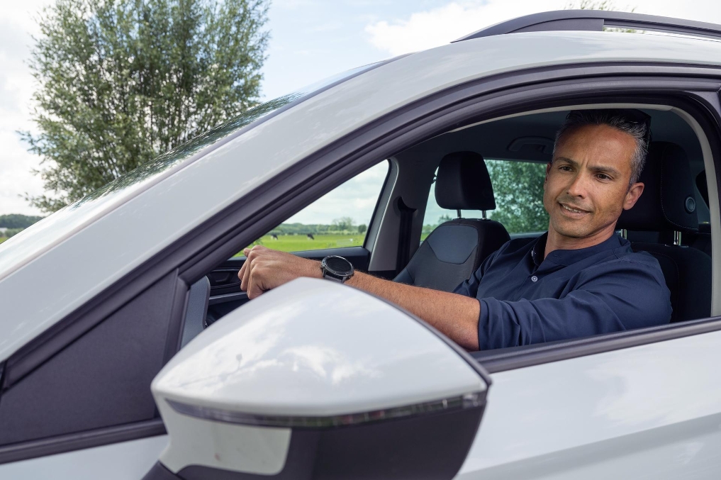 Olaf in zijn auto. Hij is teamleider toezichthoudend dierenartsen bij de NVWA