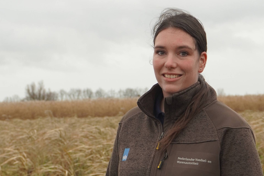 Portret van Priscilla, inspecteur GLB bij de NVWA, op een werklocatie in het veld